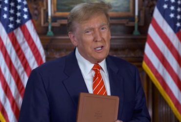 Трамп начал продавать Библию