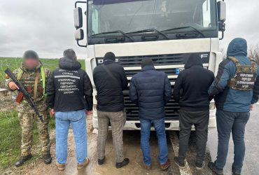 У ящику для білизни: двох ухилянтів знайшли у фурі, яка прямувала до Молдови (відео)
