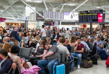 Аэропорт Амстердама отменил минимум 700 рейсов из-за погодного коллапса