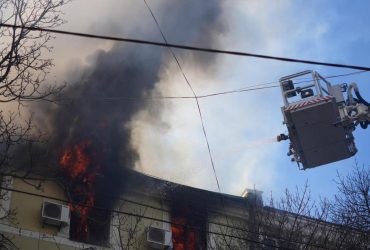 В Одессе произошел масштабный пожар в доме: погиб спасатель (фото, видео)