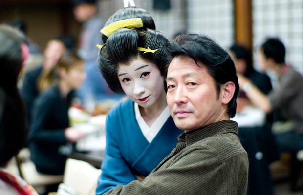 В Киото для туристов закроют район с гейшами из-за "неконтролируемого" поведения