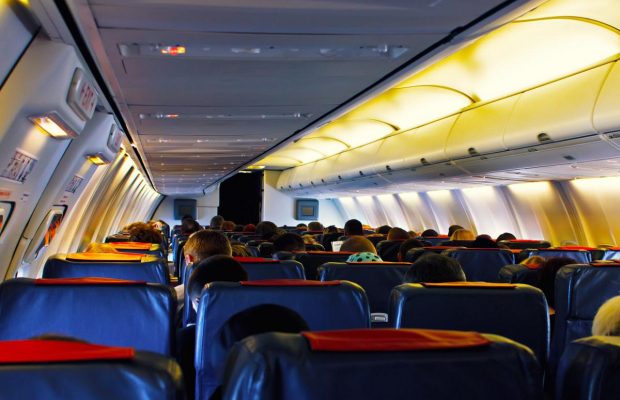 Жінка не помінялася місцями у літаку з мамою, що хотіла сидіти з дітьми, і назвала причину