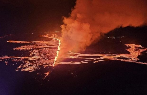 Виверження вулкана в Ісландії: потужні потоки лави захлеснули півострів (фото, відео)