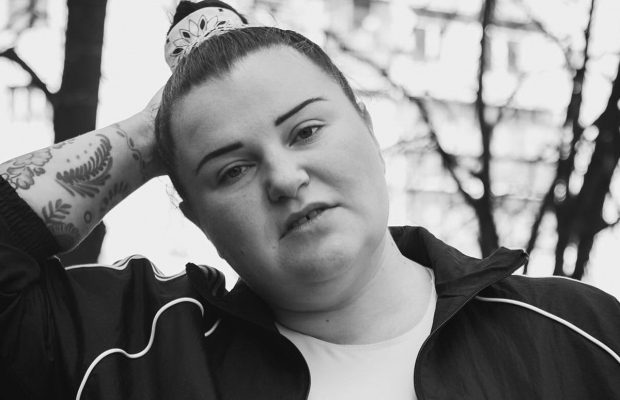 Alyona Alyona со слезами на глазах рассказала о смерти близкого человека