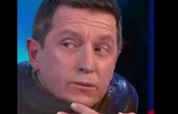 "Ребята, это безумие": австралийского ведущего едва не задушили в прямом эфире (видео)