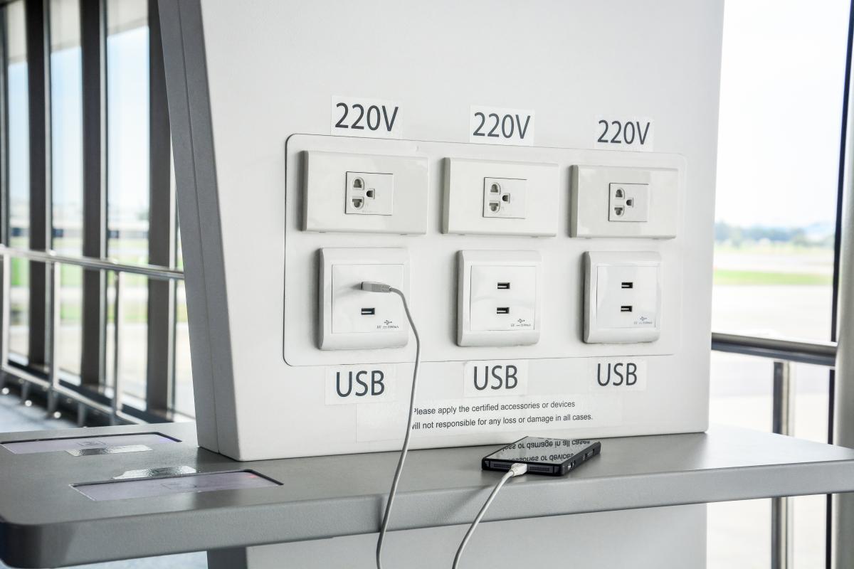USB-зарядки в аэропортах могут быть опасны / фото ua.depositphotos.com