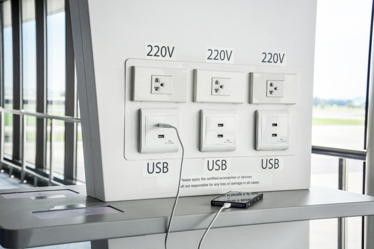 USB-зарядки в аэропортах могут быть опасны / фото ua.depositphotos.com USB-зарядки в аэропортах могут быть опасны / фото ua.depositphotos.com