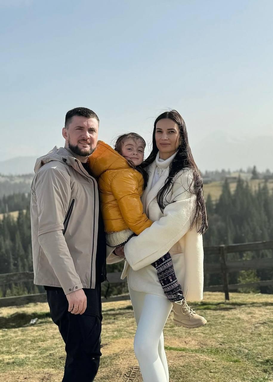 Певец с женой и дочерью / фото инстаграм YARMAK Певец с женой и дочерью / фото инстаграм YARMAK