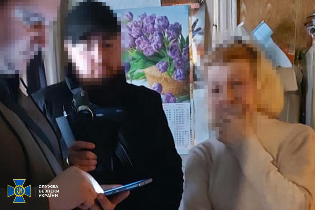 Затримана виявилася прихильницею рашизму / фото СБУ Затримана виявилася прихильницею рашизму / фото СБУ