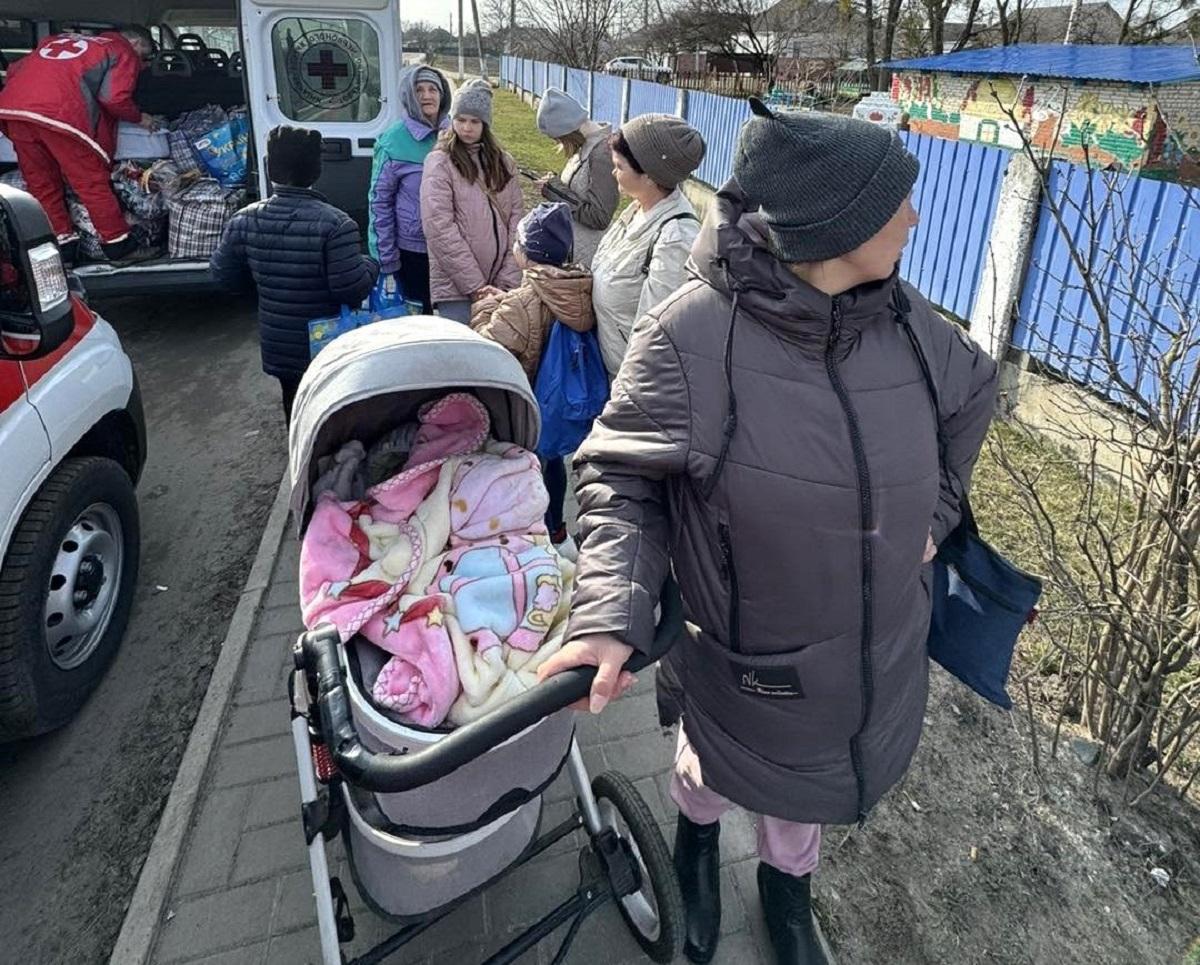 Евакуація родин з дітьми / фото Facebook Сумська обласна організація Товариства Червоного Хреста України Евакуація родин з дітьми / фото Facebook Сумська обласна організація Товариства Червоного Хреста України