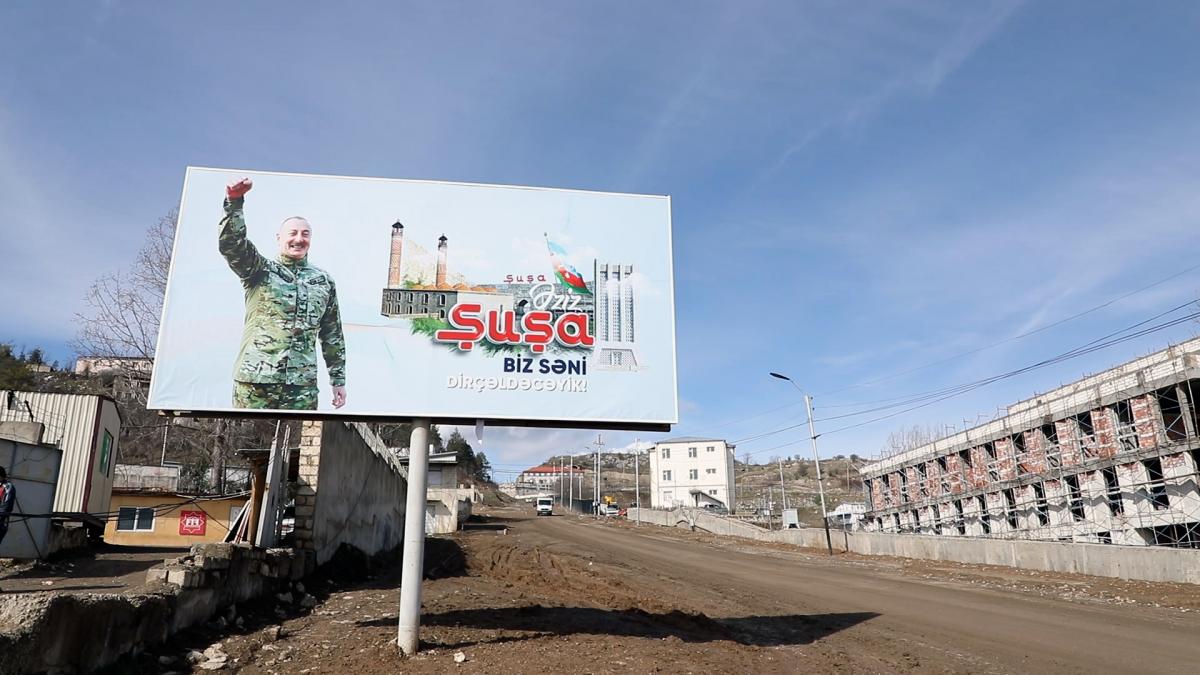 Город Шуша, расположенный на самой высокой вершине Малых Кавказских гор, сегодня превратился в одну большую стройку / фото Мубариза Асланова
