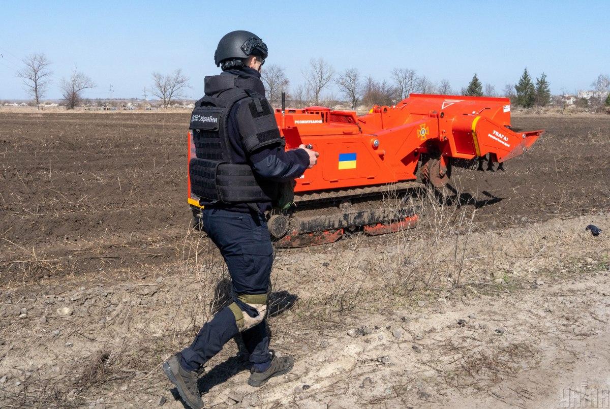 Дрони знищують найпідступніші міни, якими всіяна чверть України, – The Guardian Дрони знищують найпідступніші міни, якими всіяна чверть України, – The Guardian