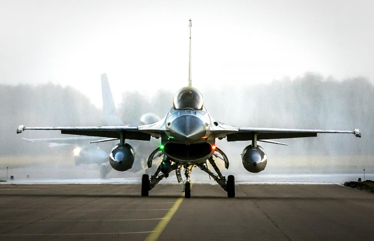 Украинские пилоты проходят обучение на F-16  / фото Getty Images