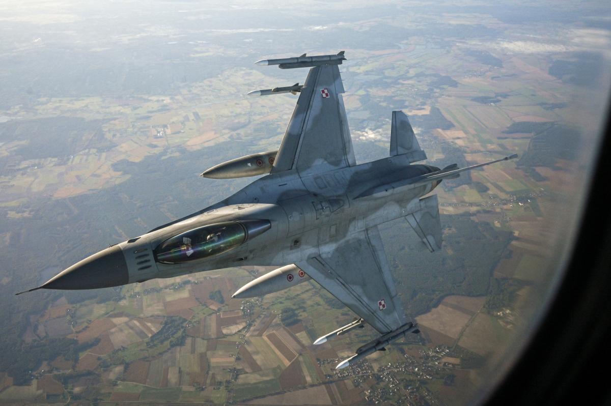 Арсенал зброї класу "повітря-поверхня" JAS 39 вужчий, ніж  у F-16 / фото Getty Images