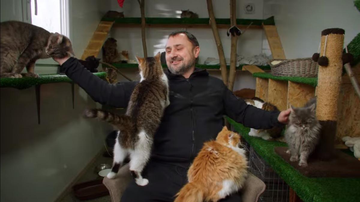 Основатель "Зоопатруля" Дмитрий Ревнюк в фильме "Мы, наши любимцы и война" / скриншот с YouTube Основатель "Зоопатруля" Дмитрий Ревнюк в фильме "Мы, наши любимцы и война" / скриншот с YouTube