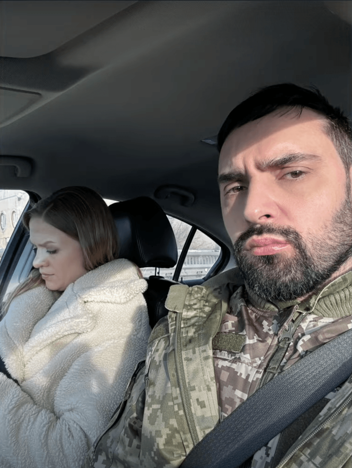 Виталий Козловский и Юлия Бакуменко после росписи в ЗАГСе / скриншот из видео Виталий Козловский и Юлия Бакуменко после росписи в ЗАГСе / скриншот из видео