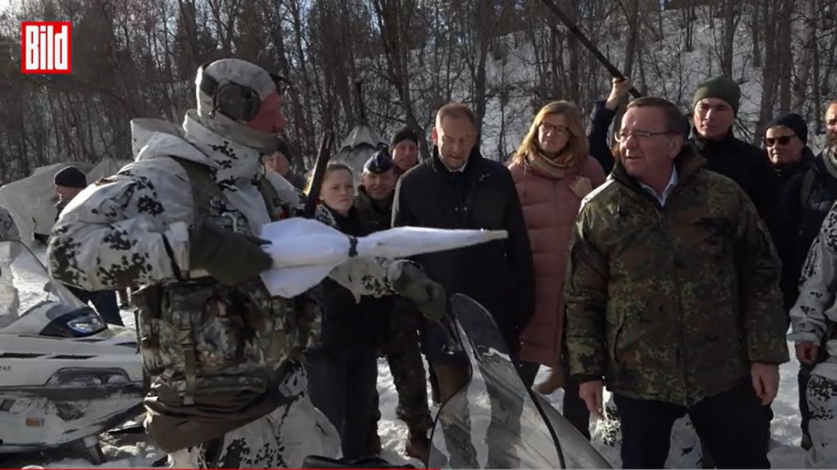 Солдаты пожаловались, что сделали такие зонтики самостоятельно / фото BILD Солдаты пожаловались, что сделали такие зонтики самостоятельно / фото BILD