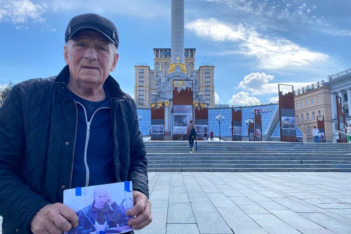 Акцію на Майдані влаштували родичі українців, яких полонила РФ / на фото батько кореспондента УНІАН Дмитра Хилюка / УНІАН Тетяна Поляковська Акцію на Майдані влаштували родичі українців, яких полонила РФ / на фото батько кореспондента УНІАН Дмитра Хилюка / УНІАН Тетяна Поляковська
