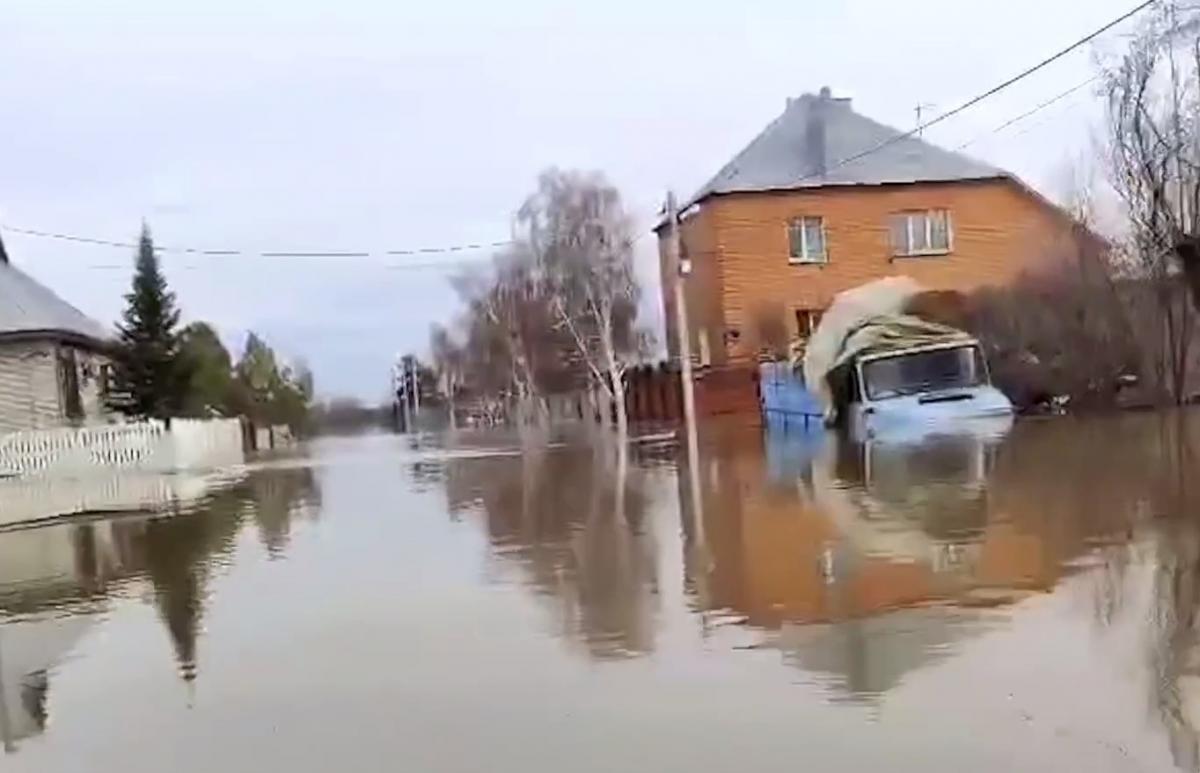 Люди в Орске вышли на улицы, чтобы решить конкретную бытовую проблему – выплату компенскций, подчеркнул Аббас Галлямов / скриншот