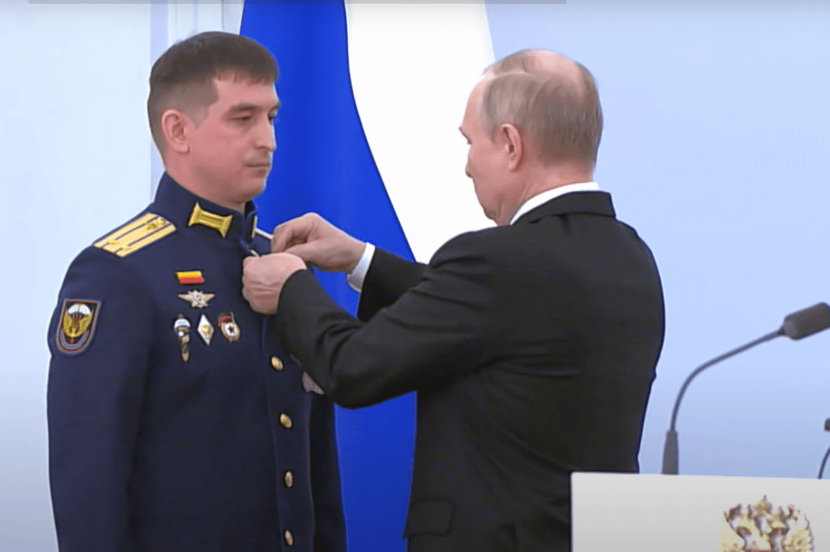 У грудні 2022 року Іштуганов отримав нагороду від Путіна / скріншот У грудні 2022 року Іштуганов отримав нагороду від Путіна / скріншот