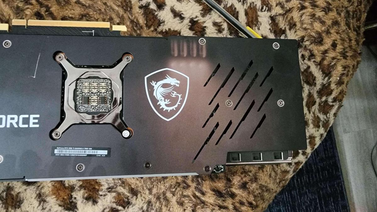 MSI RTX 3060 со сгоревшей задней панелью / фото Reddit MSI RTX 3060 со сгоревшей задней панелью / фото Reddit
