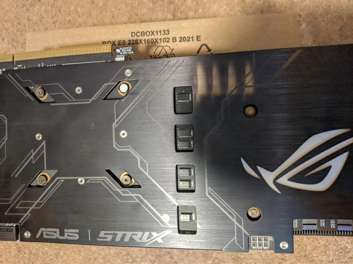 Asus GTX 1080 Ti со сгоревшей задней панелью / фото Reddit