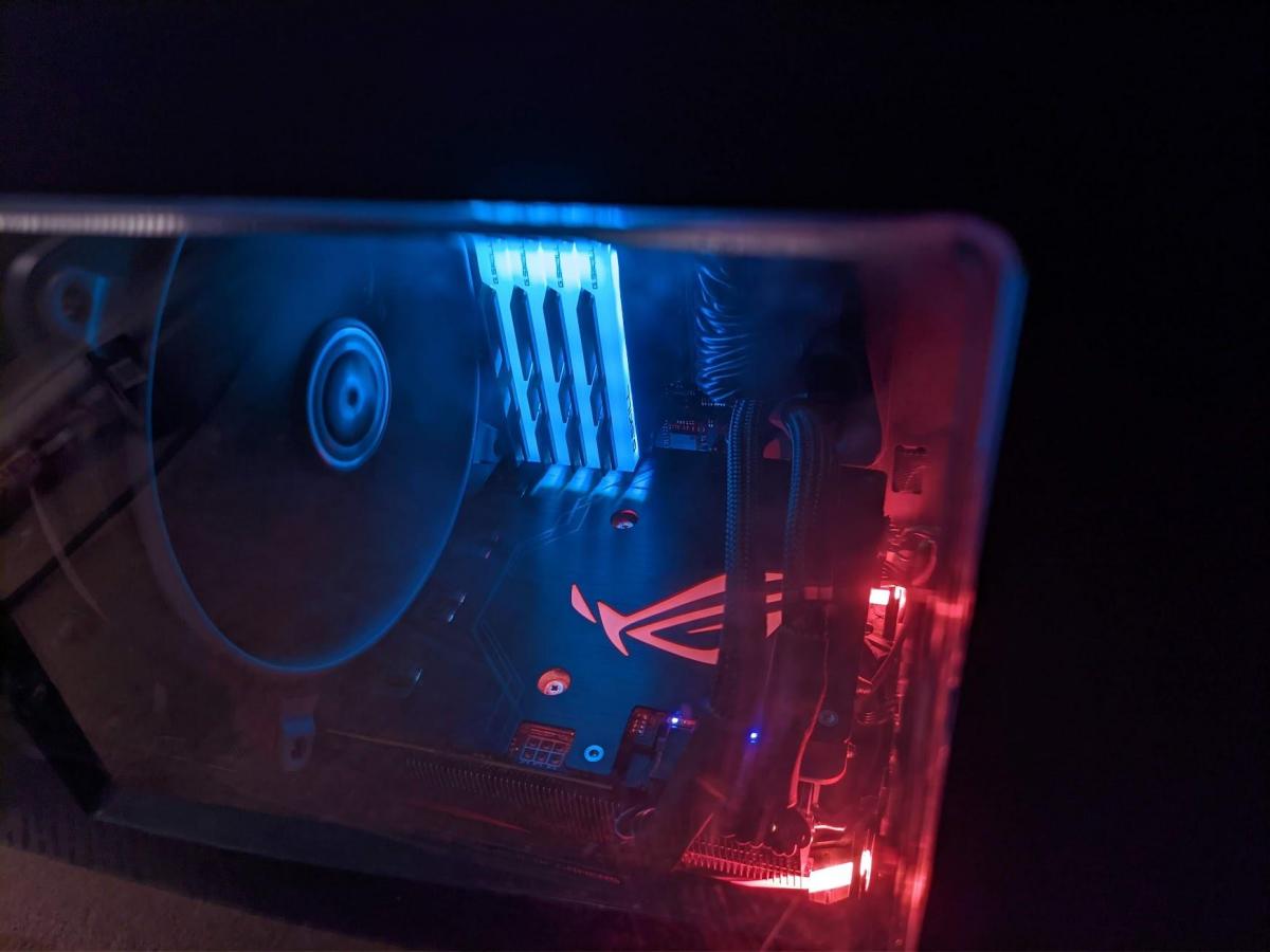 Пользователи RGB-сборок жалуются, что ОЗУ начал прожигать корпус видеокарт / фото Reddit Пользователи RGB-сборок жалуются, что ОЗУ начал прожигать корпус видеокарт / фото Reddit