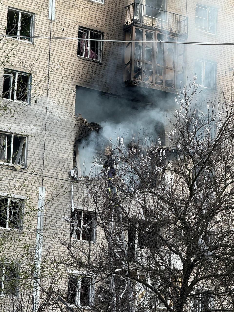 Окупанти вдарили по дев'ятиповерхівці у Селидовому: є постраждалі (фото) Окупанти вдарили по дев'ятиповерхівці у Селидовому: є постраждалі (фото)