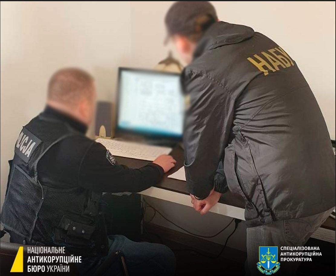 Слідчі дії спрямовані на дослідження ланцюга постачання іноземного озброєння / фото НАБУ Слідчі дії спрямовані на дослідження ланцюга постачання іноземного озброєння / фото НАБУ