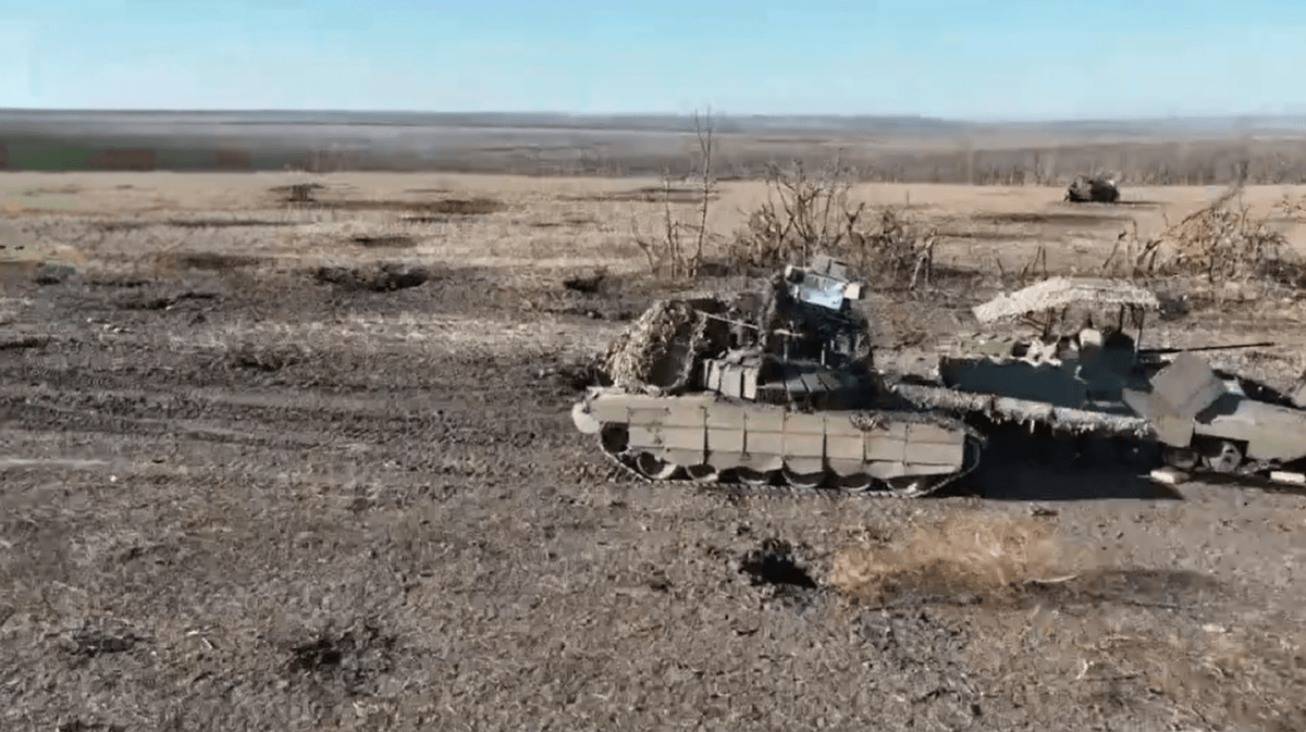 Украинские военные смогли отогнать танк T-72B3M на свои позиции / фото - скриншот Украинские военные смогли отогнать танк T-72B3M на свои позиции / фото - скриншот