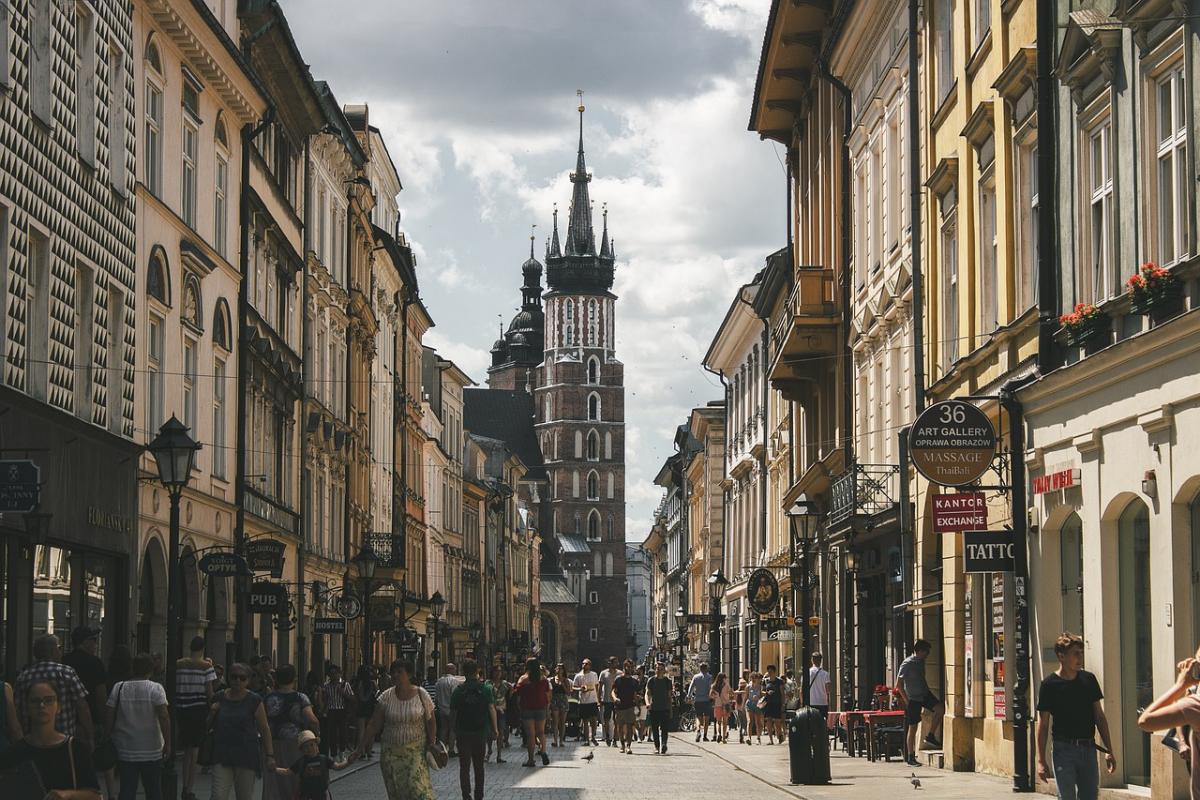 В Польше хотят отменить часть выплат для украинцев / фото РіхаЬау В Польше хотят отменить часть выплат для украинцев / фото РіхаЬау