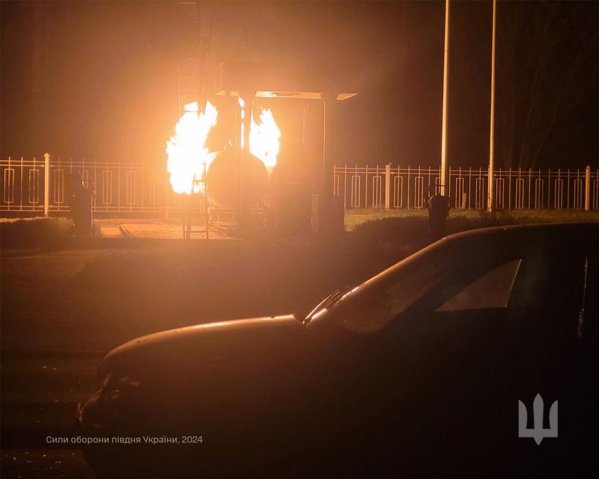 На поврежденной АЗС вспыхнул пожар / фото Силы обороны юга Украины