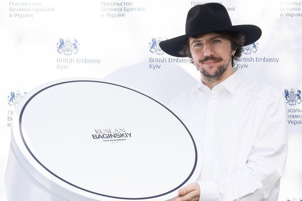 Подарунок монархам: український дизайнер створив капелюхи для королеви Камілли і Кейт Міддлтон Подарунок монархам: український дизайнер створив капелюхи для королеви Камілли і Кейт Міддлтон