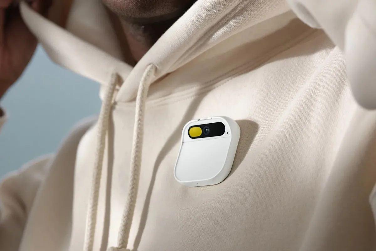 Новый гаджет AI Pin от Humane был создан с целью заменить смартфоны. / фото Humane