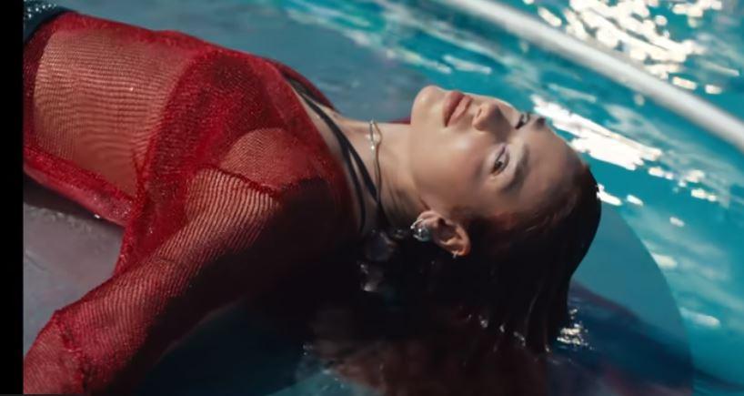 Таня Муиньо сняла клип для певицы Dua Lipa / скриншот из клипа Таня Муиньо сняла клип для певицы Dua Lipa / скриншот из клипа
