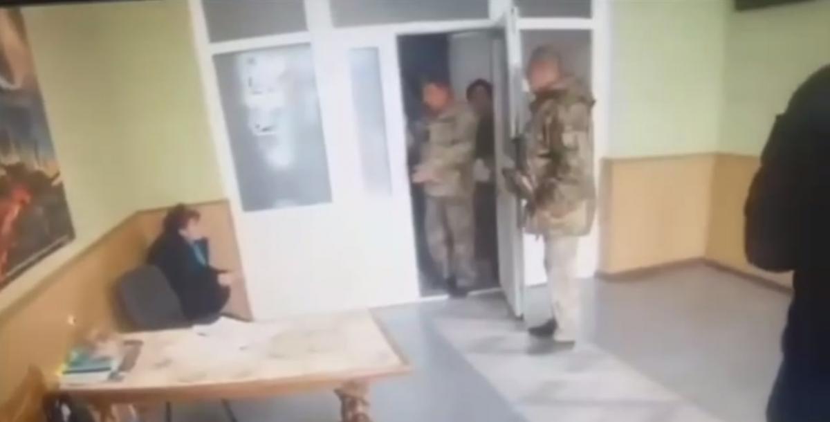 Жінка влаштувала провокацію в ТЦК / скриншот Жінка влаштувала провокацію в ТЦК / скриншот