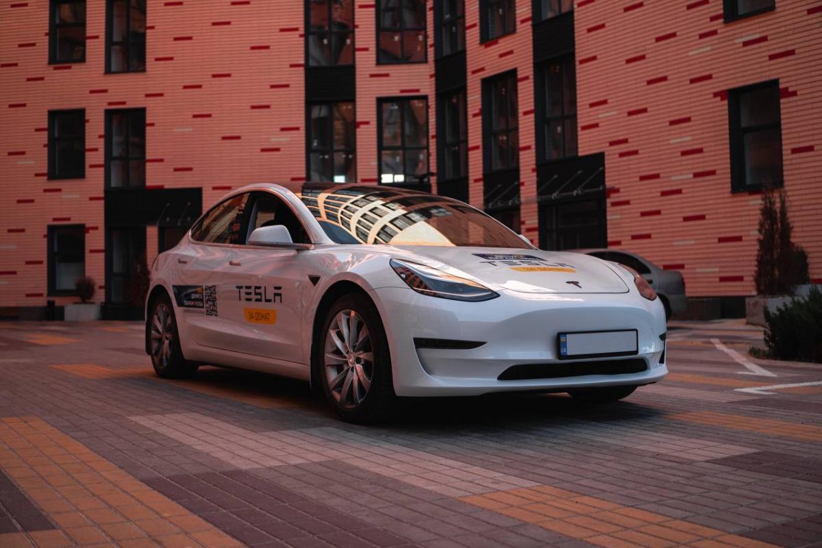 Tesla на благотворительность: владелец SMK Group придумал, как привлечь больше украинцев к помощи больницам Tesla на благотворительность: владелец SMK Group придумал, как привлечь больше украинцев к помощи больницам