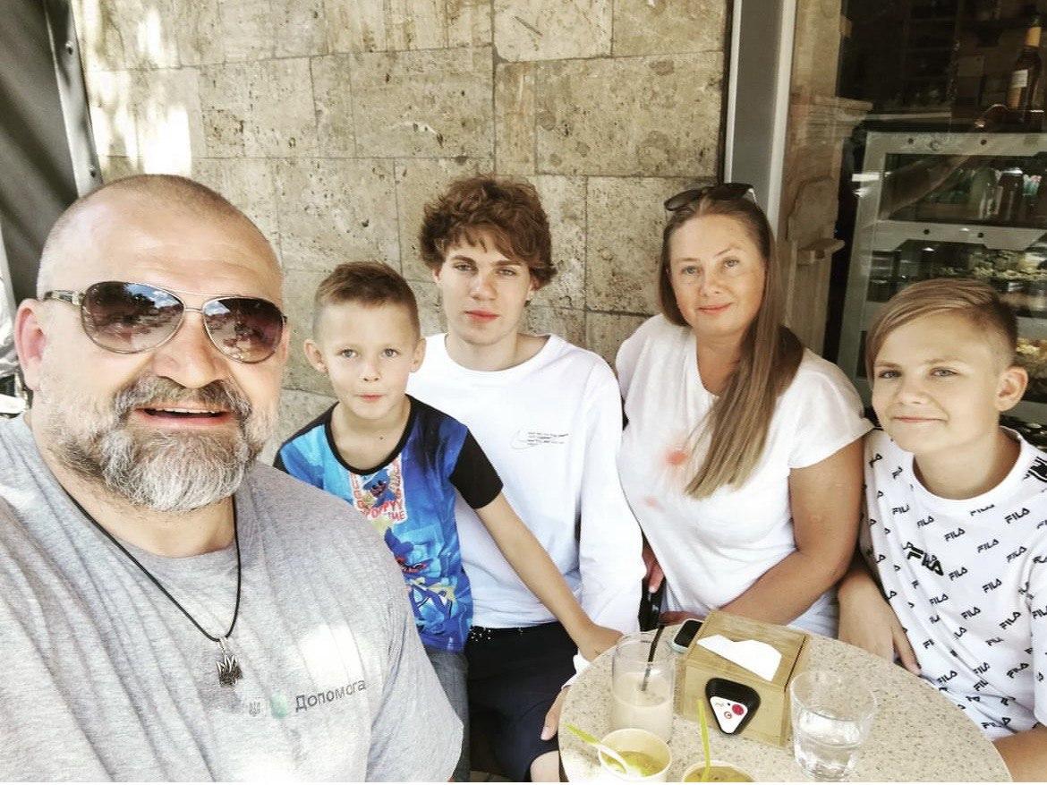 Василь з екс-дружиною та дітьми / фото інстаграм Василя Вірастюка Василь з екс-дружиною та дітьми / фото інстаграм Василя Вірастюка