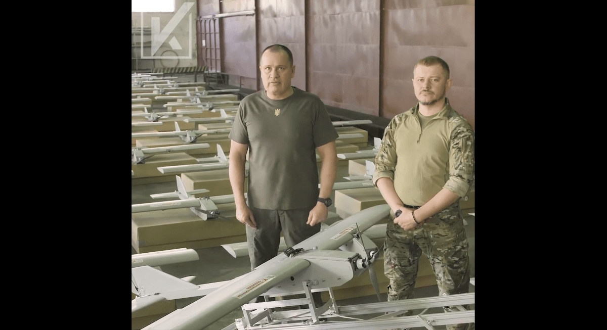 Крупну партію дронів-літаків 'Українська команда' передала 72 бригаді ім. Чорних Запорожців Крупну партію дронів-літаків 'Українська команда' передала 72 бригаді ім. Чорних Запорожців