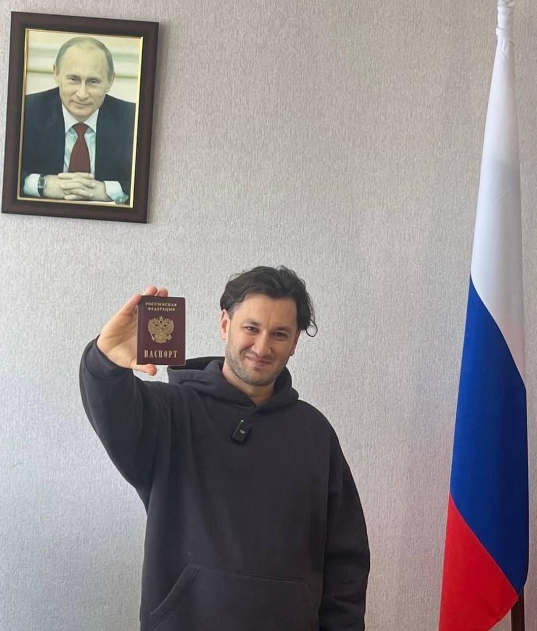 Бардаш з паспортом РФ / фото інстаграм Бардаша Бардаш з паспортом РФ / фото інстаграм Бардаша