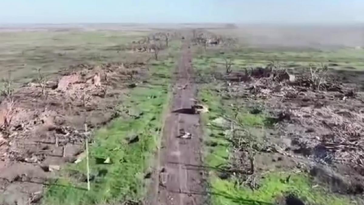 Цивільного населення у селищі Роботине більше немає / скріншот з відео