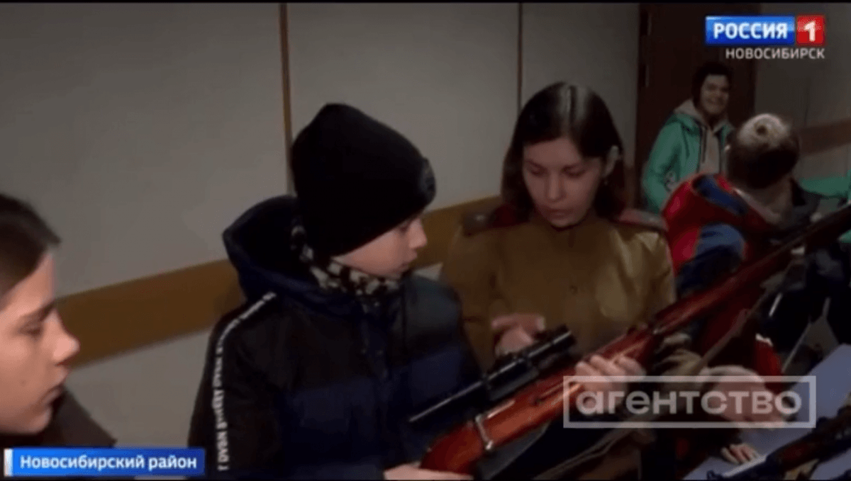 Детям показывали оружие / скриншот Детям показывали оружие / скриншот