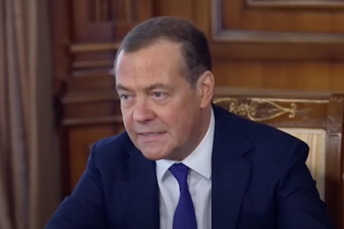 У Медведева истерика из-за боев в Курской области / скриншот