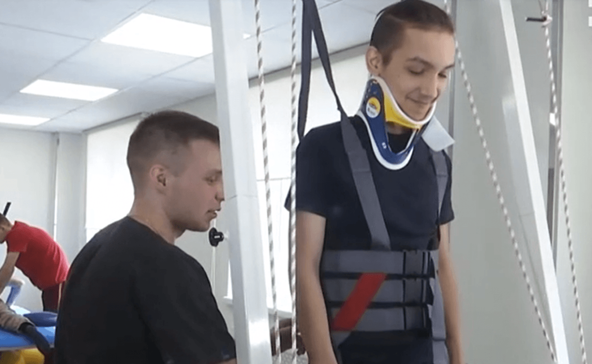 Юноша уже может самостоятельно двигаться после тяжелого ранения / скриншот Юноша уже может самостоятельно двигаться после тяжелого ранения / скриншот