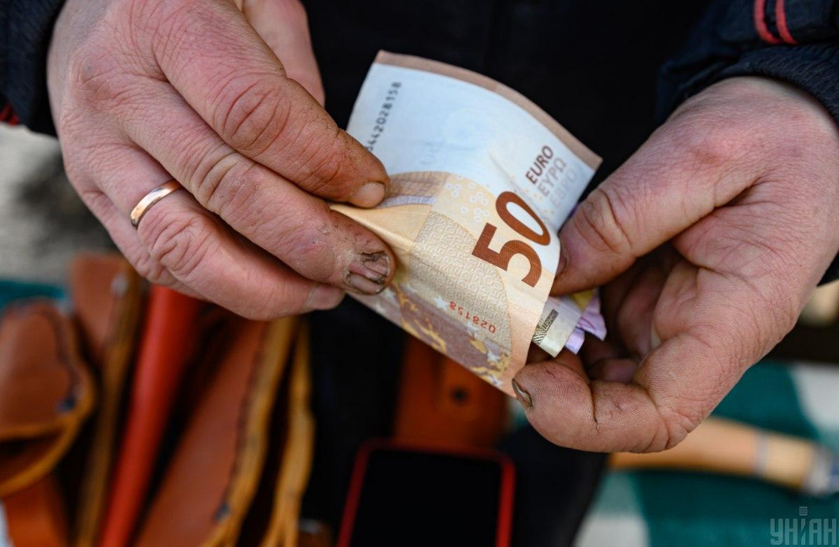 Курс євро в банку сьогодні подорожчав / фото УНІАН Курс євро в банку сьогодні подорожчав / фото УНІАН