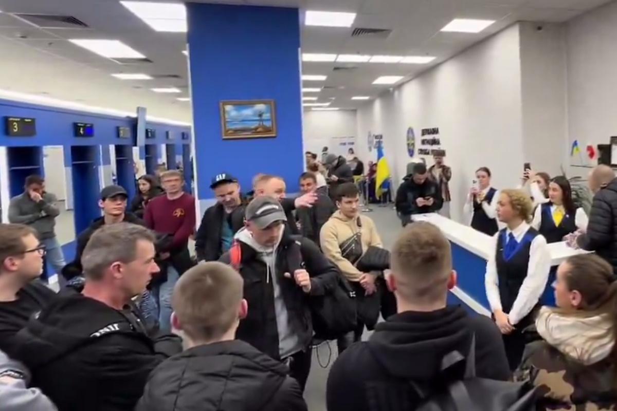 Украинцы в Варшаве возмущены остановкой консульской поддержки / кадр из видео
