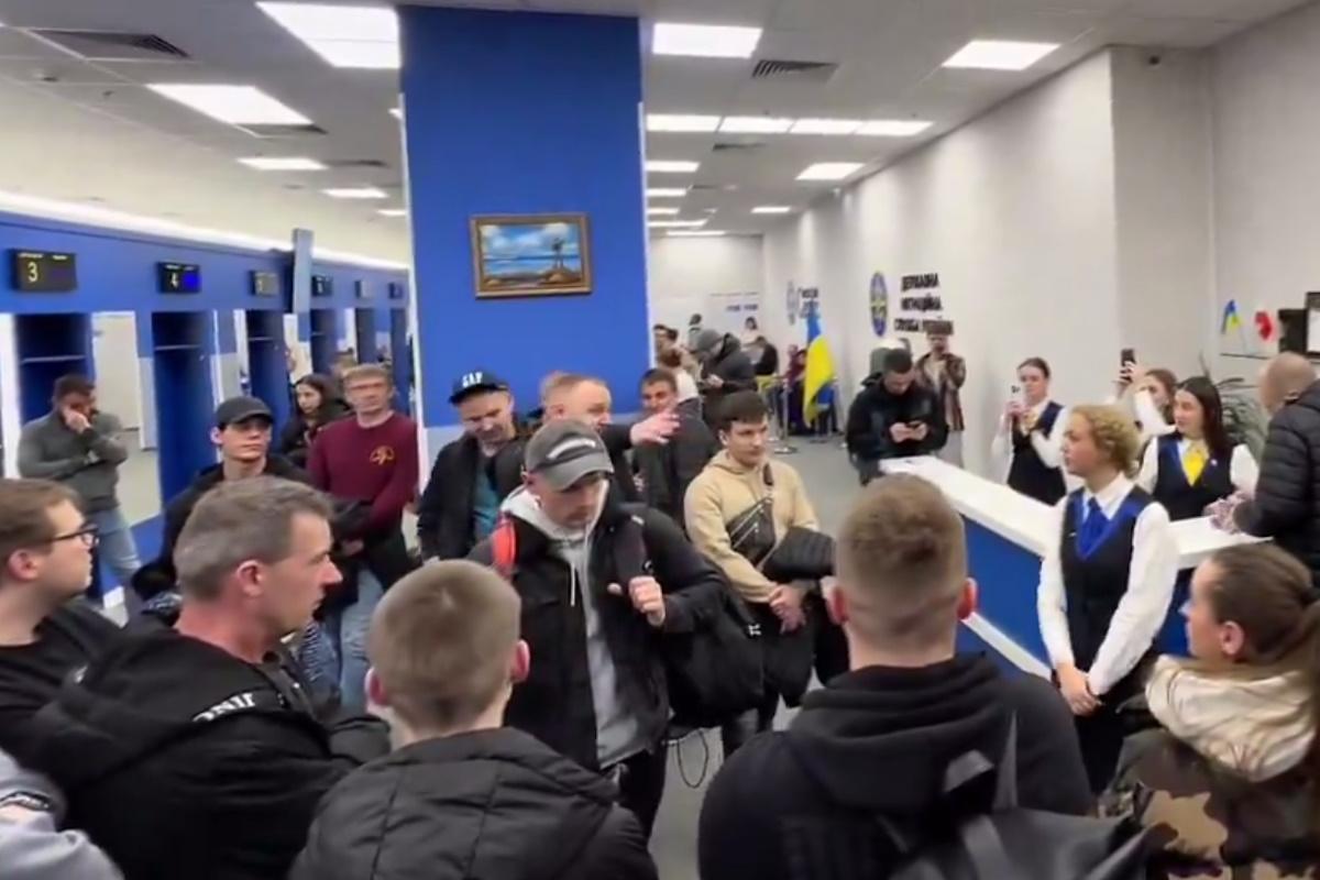 Українці у Варшаві обурені зупинкою консульскої підтримки / кадр з відео Українці у Варшаві обурені зупинкою консульскої підтримки / кадр з відео