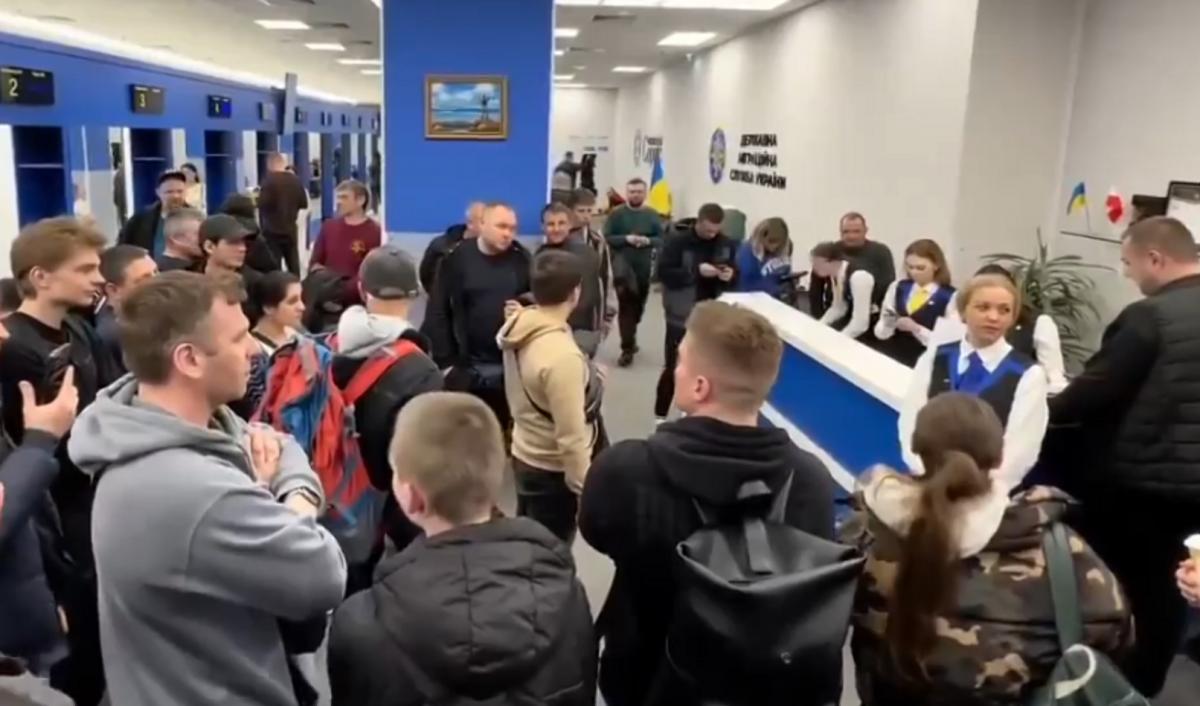 Українці протестують у Варшаві / скріншот Українці протестують у Варшаві / скріншот