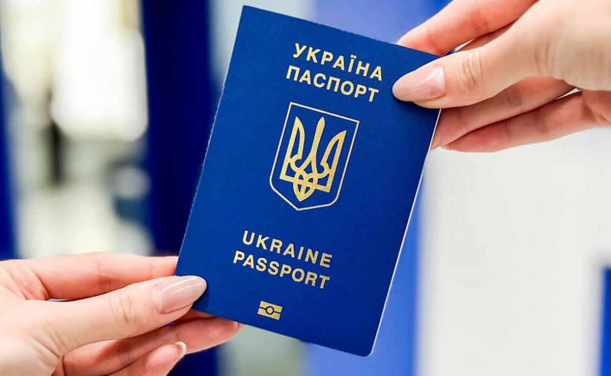 В столиці активно оформляють закордонні паспорти / фото ДП "Документ" В столиці активно оформляють закордонні паспорти / фото ДП "Документ"