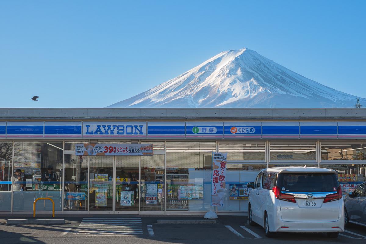 Вид на гору Фудзи на фоне магазина Lawson очень популярен среди туристов / фото flickr.com/Ricardo Trujillo